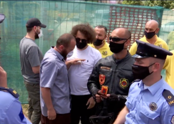 Pamje nga protesta e tensionuar kundër ndërtimit të xhamisë në Prishtinë