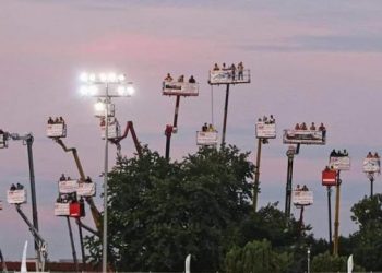 Tifozët gjejnë mënyrë për a shikuar garën, me vinça